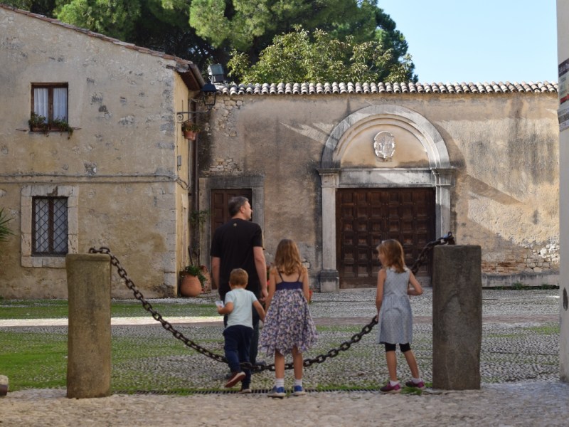 Abbazia di Farfa con bambini